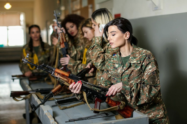Armenia vẫn duy trì luật nghĩa vụ quân sự bắt buộc, tuy nhiên luật nghĩa vụ quân sự của quốc gia này chỉ áp dụng với nam giới. Nữ giới trong quân đội Armenia đều là tình nguyện tham gia.