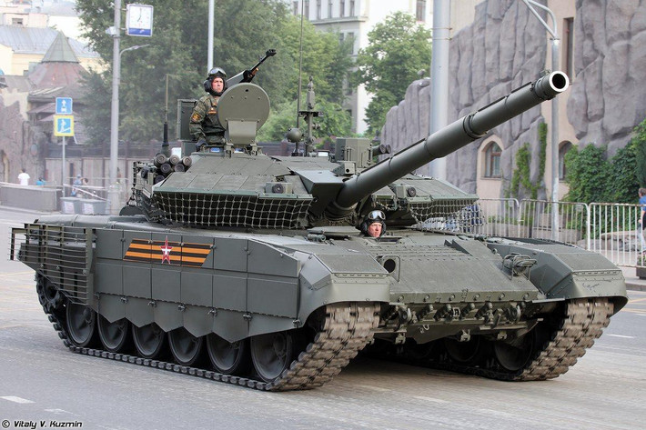 T-90M Proryv-3 cũng được thiết kế với các phần giáp nghiêng hơn và trang bị thêm giáp lồng giữa pháp pháo và thân xe giúp tăng khả năng sống sót khi bị tấn công.