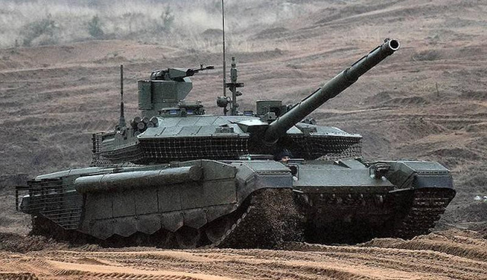 Một bổ sung quan trọng khác giúp tăng cường khả năng chiến đấu của T-90M chính là việc nó được trang bị thêm một máy phát điện diesel cỡ nhỏ có thể cấp điện cho các thiết bị điện tử trên xe trong trường hợp động cơ chính không hoạt động.