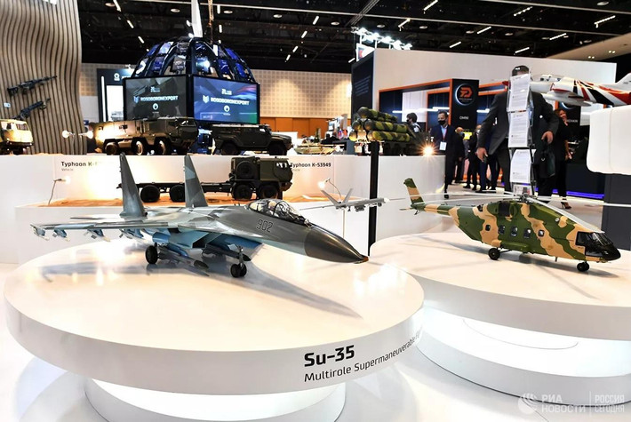 Nhà xuất khẩu Rosoboronexport đã giới thiệu những sản phẩm hàng đầu của ngành công nghiệp quốc phòng Nga, như tiêm kích Su-35 và và trực thăng đổ bộ quân sự Mi-38T...