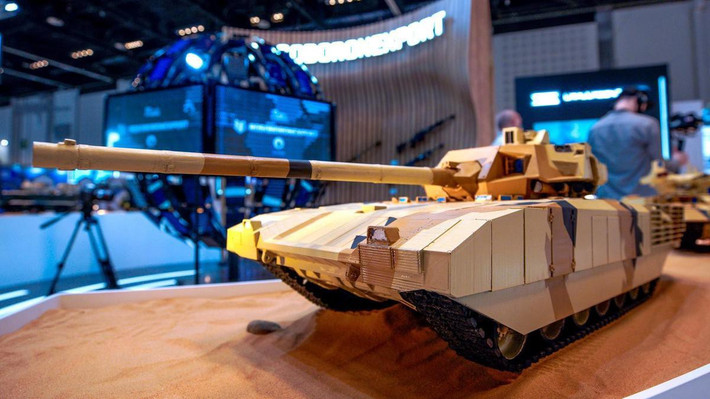 Ban đầu, Nga có kế hoạch đưa phiên bản thật của xe tăng T-14 Armata và phương tiện chiến đấu bộ binh T-15 đến IDEX-2021 nhằm lần đầu tiên giới thiệu nó ở thị trường quốc tế, tuy nhiên, sau đó, kế hoạch này đã bị hủy bỏ mà thay bằng phiên bản mô hình.