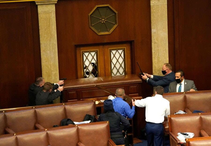 Trước đó, một người phụ nữ đã bị cảnh sát Capitol bắn gục và là người đầu tiên thiệt mạng trong vụ bạo loạn ở Washington DC lần này. Nguồn ảnh: BI.