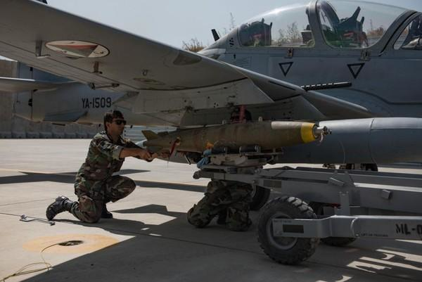 Trên thực tế, Taliban đã thu được được một kho vũ khí khổng lồ do Mỹ sản xuất, bao gồm nhiều loại trang thiết bị quân sự và đạn dược, tổng trị giá hiện vẫn gây tranh cãi, khi các nguồn tin khác nhau ước tính vào khoảng 85 tới gần 100 tỷ USD.