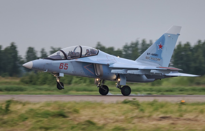 Hệ thống điện tử hàng không của Yak-130 cũng rất hiện đại và hiệu quả, khi nó có thể mô phỏng tình trạng bay và khả năng tác chiến của nhiều loại phi cơ, phù hợp với việc huấn luyện phi công của nhiều quốc gia.