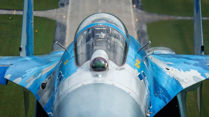 Ngoài ra, hệ thống điện tử trên Su-27 có thể đồng thời theo dõi 10 mục tiêu và chỉ ra 4 mục tiêu nguy hiểm nhất để tiêu diệt cùng lúc.