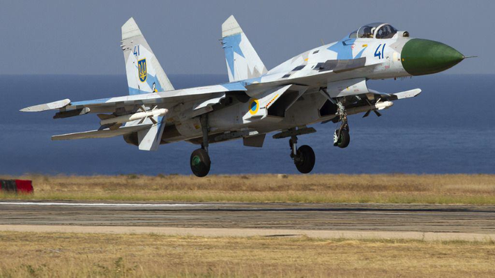 Su-27 sở hữu khả năng cơ động cao cùng với lực đẩy động cơ mạnh, có thể đạt vận tốc Mach 2+ (nhanh gấp 2 lần tốc độ âm thanh), tương đương 2.500 km/h.