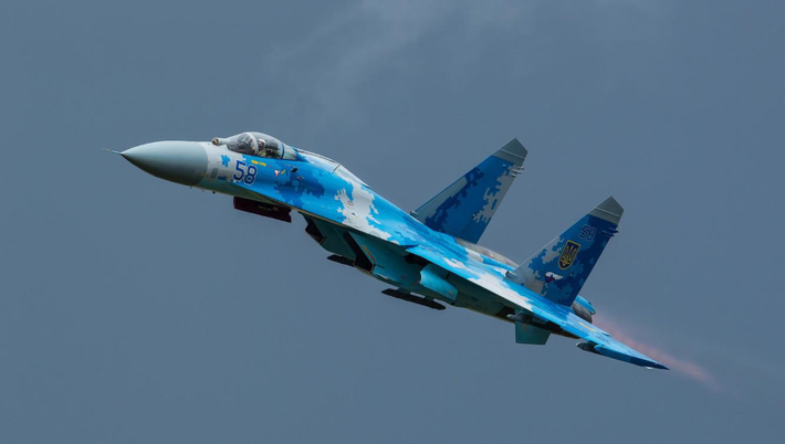 Với 10 giá treo, Su-27 có thể mang hơn 7 tấn vũ khí ở 2 cánh, bao gồm các loại khí tài như tên lửa không đối không, không đối đất, bom…