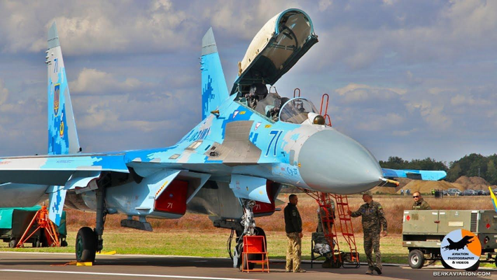 Hệ thống kiểm soát vũ khí của Su-27 cho phép phi công nhanh chóng sử dụng các loại tên lửa hoặc bom chuyên dụng nhằm tiêu diệt mục tiêu hiệu quả nhất