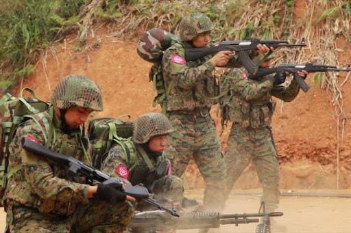 Mỗi năm, ngân sách quốc phòng của quốc gia này chi ra tới 2 tỷ USD để phục vụ quân đội. Cần nhấn mạnh rằng, với quân số thường trực và quy mô kinh tế của Myanmar, 2 tỷ USD là số tiền rất lớn.