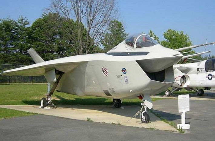 Tiêm kích tàng hình X-32 là sản phẩm thử nghiệm của Tập đoàn Boeing, được phát triển từ thập niên 1990 nhằm phục vụ dự án tìm kiếm tiêm kích tấn công kết hợp cho Không quân và Hải quân Mỹ.