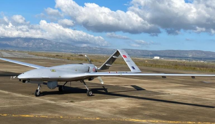 Bayraktar TB2 có thể được coi là một hệ thống UAV tấn công, mỗi hệ thống gồm 6 UAV, 2 trạm điều khiển mặt đất, 3 thiết bị đầu cuối dữ liệu mặt đất, 2 thiết bị đầu cuối video từ xa và thiết bị hỗ trợ mặt đất.
