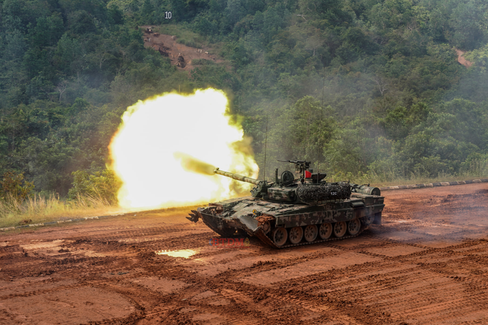Cuối cùng là xe tăng PT-91M Pendekar. Đây là mẫu xe tăng được Ba Lan sản xuất riêng cho Malaysia. Tuy nhiên, PT-91M chỉ đơn giản là phiên bản nâng cấp từ xe tăng T-72M1.