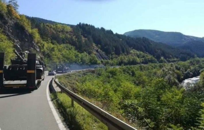 Báo chí khu vực cho biết, tình hình biên giới giữa Serbia và vùng lãnh thổ Kosovo đang trở nên cực kỳ căng thẳng, Belgrade đã cho triển khai loạt phương tiện thiết giáp vừa được Nga viện trợ, gồm xe tăng chiến đấu chủ lực T-72MS "Đại bàng trắng" cùng xe bọc thép trinh sát BRDM-2M.