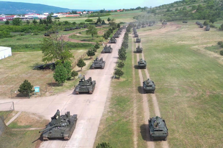 Đặt cạnh T-72B3 hay T-90S/SK thì T-72MS kém vững chắc hơn khi giáp phản ứng nổ vẫn là Kontakt-1 chỉ chống được đạn xuyên lõm truyền thống thay vì cả đạn xuyên động năng như Kontakt-5, tuy nhiên xét về hỏa lực thì T-72MS lại được đánh giá là ngang bằng.