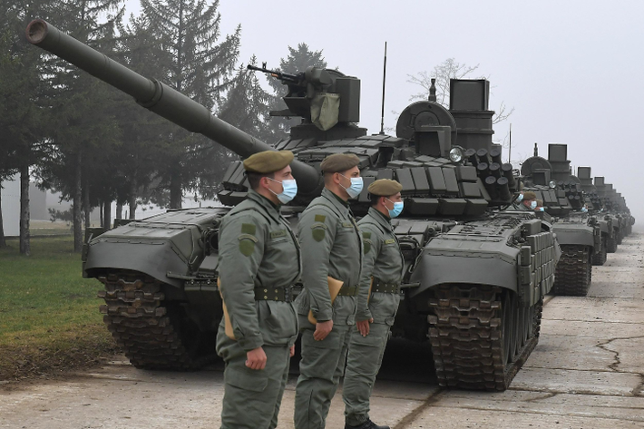 Xe tăng chiến đấu chủ lực T-72MS với biệt danh "Đại bàng trắng" là sản phẩm từ dự án Proryv-2G, đây là gói nâng cấp hỏa lực nhanh dành cho T-72B của Quân đội Nga vốn đã lạc hậu so với các dòng MBT phương Tây.