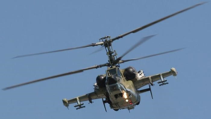 Vũ khí chính của Ka-50 Black Shark gồm pháo 30mm, rocket và tên lửa chống tăng điều khiển laser VIKhR với tầm bắn tối đa 8 km.
