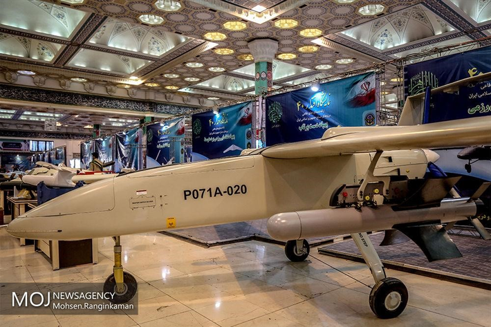 UAV Mohajer-6 có trọng lượng cất cánh 174kg, chiều dài 3,64m, sải cánh 5,5m. Chúng được trang bị một động cơ cánh quạt cho tốc độ tối đa 220km/h, tầm hoạt động 500km.
