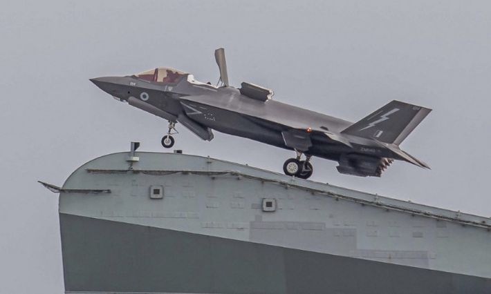 Có thể dễ dàng nhận ra, phi công đã thoát ra khỏi máy bay trước khi chiếc F-35B này trượt khỏi cầu nhảy. Theo thông báo của Bộ Quốc phòng Anh, không có thiệt hại về người trong vụ việc này.