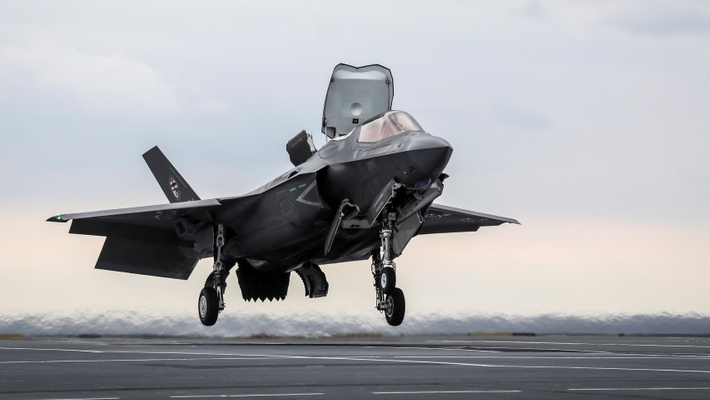 Cụ thể, khả năng tàng hình của F-35B không những tới từ kiểu dáng khí động học độc đáo, mà còn nằm ở lớp sơn chống phản xạ radar nó mang trên mình.