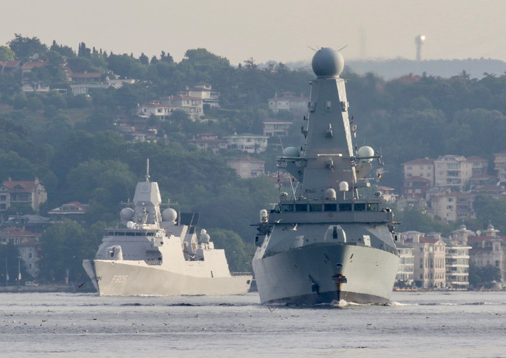 Theo các thông tin mới nhất vừa được truyền thông quốc tế đăng tải, khu trục hạm HMS Defender cùng tàu hộ tống HNLM Evertsen của Hà Lan đã lặng lẽ rời khỏi biển Đen từ cuối tuần trước.