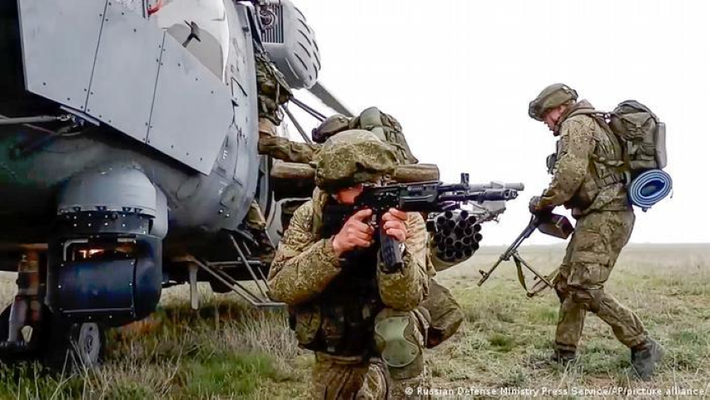 Trên thực địa, những trận giao tranh giữa quân đội Ukraine với lực lượng ly khai miền Đông vẫn diễn ra rất quyết liệt ở thế giằng co, chưa rõ bên nào đang thực sự chiếm lợi thế.
