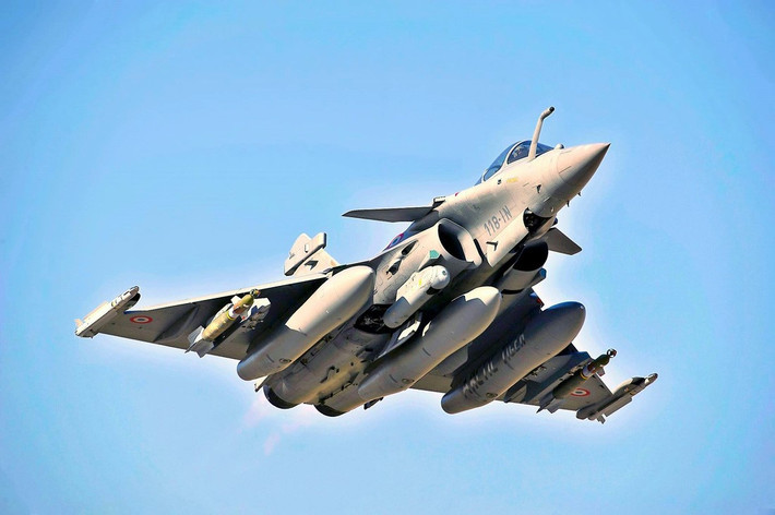 Mới đây nhất, hồi tháng 5/2021 Croatia đã ký hợp đồng mua một trung đoàn tiêm kích Rafale từ Pháp với số lượng tổng cộng 12 chiếc, giá trị hợp đồng lên tới 1,2 tỷ USD - tương đương với khoảng 100 triệu USD cho mỗi chiếc.
