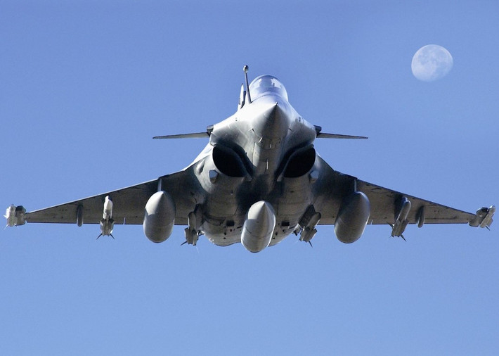 Theo đó, Indonesia sẽ có quyền đặt mua tối đa 36 tiêm kích chiến đấu Rafale từ Pháp. Đây là số lượng tiêm kích tương đương với 3 trung đoàn máy bay chiến đấu tiêu chuẩn.