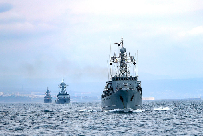 Ngược lại, Bộ trưởng Quốc phòng Anh khẳng định, tàu HMS Defender của nước này không hề tiến vào vùng biển của Nga và cũng không bị bắn hoặc thả bom cảnh cáo.