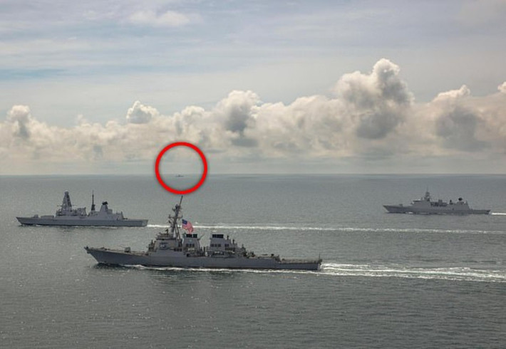 Ngay sau khi tàu HMS Defender của Anh bỏ qua những lời cảnh báo này, máy bay chiến đấu Su-24 của Nga đã khai hỏa và thả 4 quả bom giả ngay trước mũi tàu chiến Anh.