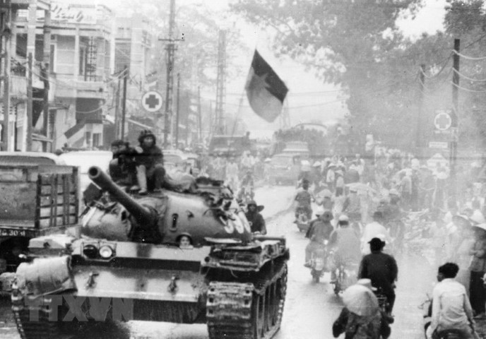 Mùa xuân năm 1975, Quân đội Nhân dân Việt Nam cùng các lực lượng vũ trang khác mở cuộc tổng tiến công và nổi dậy mà đánh dấu là chiến thắng ngày 30/4/1975, giải phóng hoàn toàn miền Nam thống nhất đất nước.