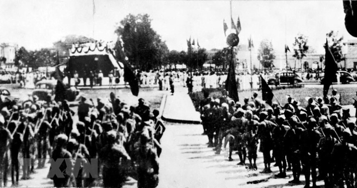Theo báo QĐND, Nhà nước Việt Nam Dân chủ Cộng hòa vừa mới ra đời đã lâm vào tình thế hiểm nghèo, thù trong, giặc ngoài. Ở phía Bắc, quân đội Tưởng Giới Thạch tiến vào giải giáp quân Nhật. Ở phía Nam, thực dân Anh mở đường cho thực dân Pháp tiến vào với âm mưu biến Việt Nam trở về thời kỳ thuộc địa. Trước sức ép của quân Tưởng Giới Thạch, ta linh động đưa Đảng ta vào hoạt động bí mật, Đảng tuyên bố “tự giải tán”. Để đáp ứng yêu sách của quân Tưởng đòi giải tán quân đội chính quy, tháng 11/1945, Việt Nam Giải phóng quân đổi tên thành Vệ quốc đoàn (còn gọi là Vệ quốc quân). Lúc này quân số khoảng 50.000 người, tổ chức thành khoảng 40 chi đội ở hầu hết các tỉnh Bắc Bộ và Trung Bộ.