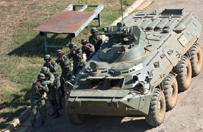 Quân đội Venezuela vừa tiến hành một cuộc tập trận quy mô lớn hôm 5/3 vừa rồi. Đây là cuộc diễn tập đầu năm thường niên, được quân đội nước này tổ chức để tăng cường khả năng đối phó của quân đội với các mối nguy hại, xâm phạm an ninh quốc gia từ bên ngoài.