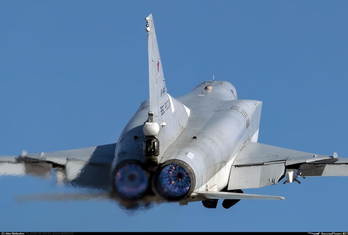 Được biết Tu-22M là dòng máy bay ném bom mang tên lửa siêu thanh tầm xa của Liên Xô, sau này là của Nga với hình dạng đôi cánh có thể thay đổi, hay vẫn thường được gọi bằng cái tên thông dụng "cánh cụp cánh xòe".