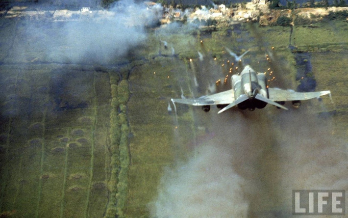 Cụ thể, các phiên bản tiêm kích đánh chặn F-4 Phantom II ra đời sau này, thuộc biên chế của Không quân Mỹ và Không quân Vệ binh Quốc gia, đã được trang bị pháo nòng xoay 20mm gắn sẵn bên trong.
