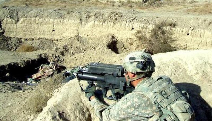 Với thiết kế dạng bullpup với băng đạn phía sau, khe hất vỏ đạn được thiết kế cả hai phía giúp cho xạ thủ thuận tay trái hay tai phải đều có thể dễ dàng sử dụng.