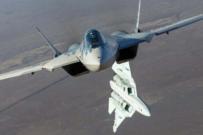 Thiết kế của tiêm kích Su-57, về mặt cảm quan có thể dễ dàng đưa ra nhận xét là "rẻ tiền", với nhiều chi tiết cực kỳ đáng thất vọng - ít nhất là trên những nguyên mẫu đầu tiên.