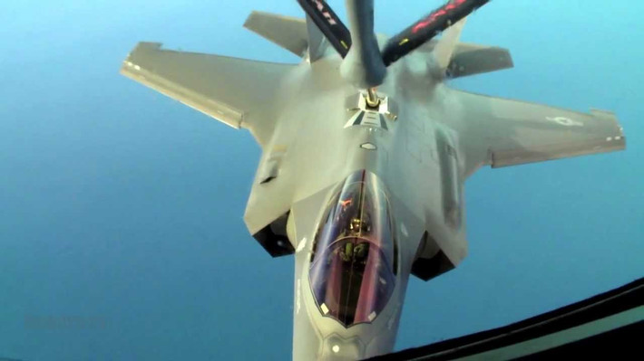 Trong khi đó phiên bản tiêm kích F-35A lại có lỗ nhận nhiên liệu đặt ở lưng máy bay, tương tự như trên chiếc F-16 hay F-22.