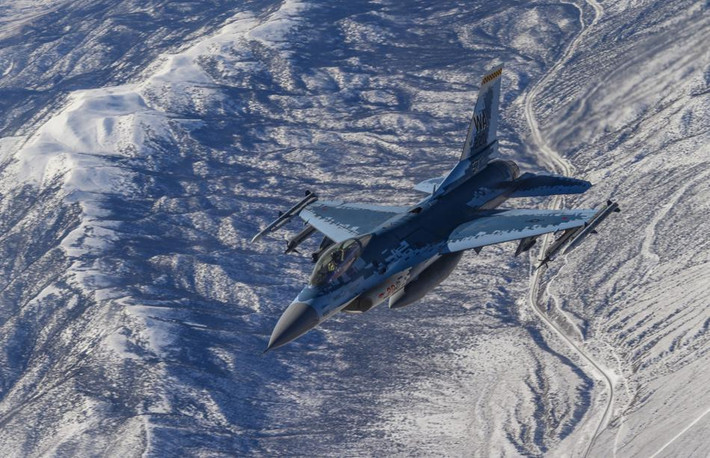 Việc đặt lỗ nhận nhiên liệu trên không ở lưng của chiếc chiến đấu cơ F-16 khiến cho việc tiếp liệu có phần khó khăn do bản thân phi công không có tầm nhìn về khu vực này.