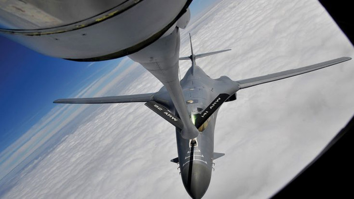 Với máy bay ném bom chiến lược B-1B Lancer, việc tiếp liệu trên không lại có phần đơn giản hơn khi lỗ nhận nhiên liệu trên không được đặt ngay trước mũi máy bay.