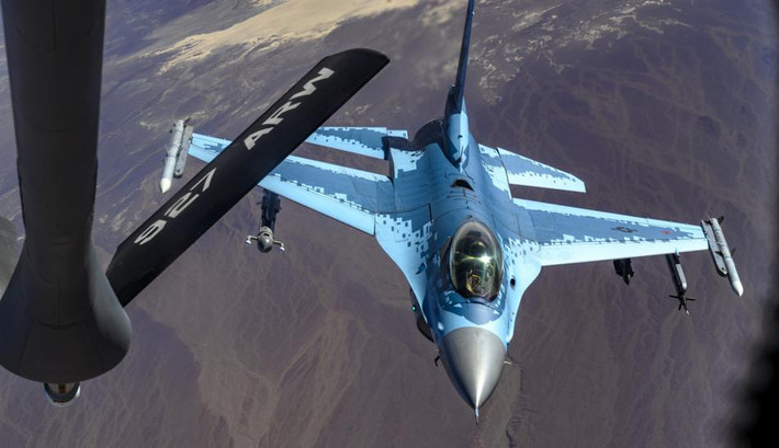 Ví dụ như trên chiến đấu cơ F-16 của Không quân Mỹ, vị trí của lỗ tiếp liệu trên không được đặt ở trên lưng máy bay.