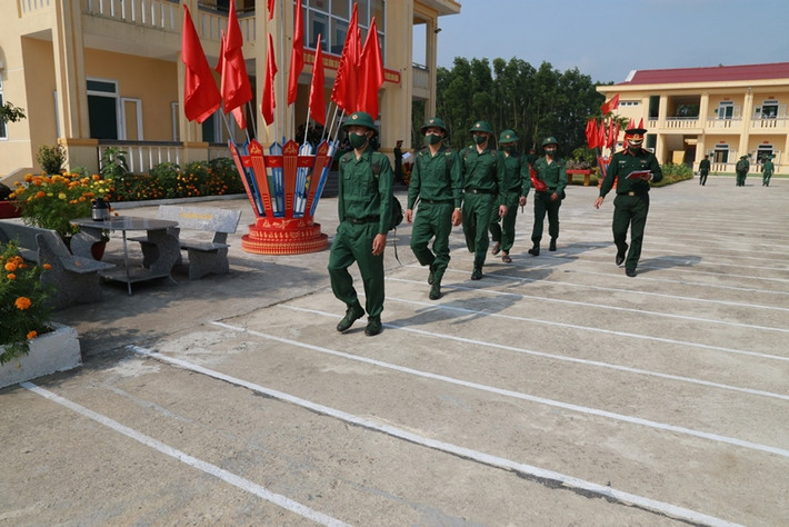 Chỉ huy dẫn chiến sĩ tân binh về các phòng ở.