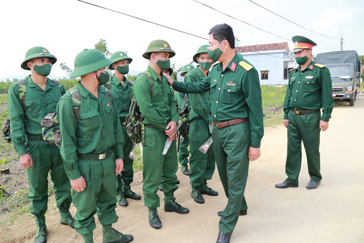 Đại tá Lê Đức Hải, Sư đoàn trưởng Sư đoàn 307 động viên, thăm hỏi các chiến sĩ tân binh của đơn vị.