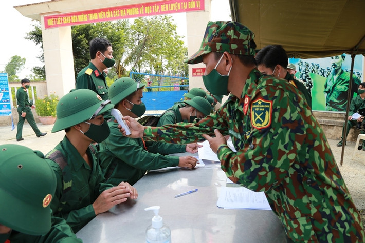 Hơn 8 giờ sáng ngày 27-2-2021, những thanh niên ưu tú của các huyện, thị xã, thành phố thuộc tỉnh Quảng Ngãi đã về đến đơn vị. Sau khi kiểm tra sức khỏe, đo thân nhiệt, khai báo y tế, ổn định tổ chức, các chiến sĩ tân binh được chỉ huy các cấp ân cần giới thiệu khái quát về đơn vị, cấp phát một số quân trang cá nhân, hướng dẫn viết lý lịch trích ngang... Qua nắm bắt của chỉ huy đơn vị, 100% tân binh an tâm tư tưởng, phấn khởi được về học tập, công tác tại Sư đoàn.