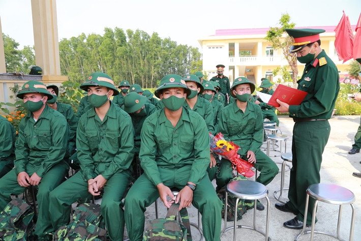 Chỉ huy các đại đội nắm lại danh sách quân nhân thuộc đơn vị mình.