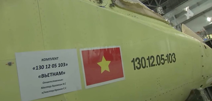 Những chiếc máy bay huấn luyện Yak-130 được phía Nga sản xuất cho Việt Nam, hiện vẫn đang trong quá trình lắp ráp, tất cả đều được gắn quốc kỳ Việt Nam, và có số hiệu đầy đủ.