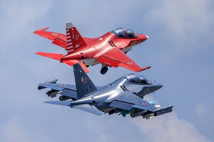 Do nhiệm vụ chính là huấn luyện cơ, Yak-130 vẫn có thiết kế hai ghế ngồi truyền thống, cho phép một phi công học viên và một giáo viên hướng dẫn cùng bay. Máy bay được trang bị hai động cơ Klimov RD-35, có khả năng bay với tốc độ tối đa 1.037 km/h.