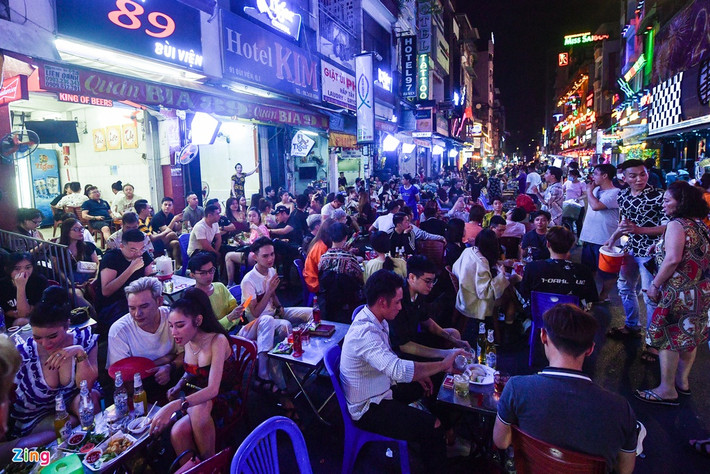 Bà Phượng, chủ một quán bia trên phố đi bộ Bùi Viện, cho biết đây là ngày đông khách nhất kể từ đầu năm 2021. "Hôm nay lượng khách ra vào khá đều, quán tôi đón hơn 100 người", bà Phượng chia sẻ.