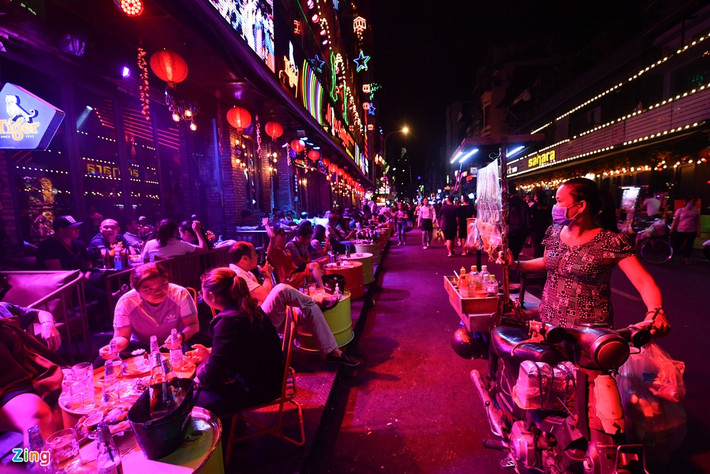 Trước đó, các hoạt động văn hoá, thể thao, vui chơi giải trí, thẩm mỹ viện, karaoke, vũ trường, quán nhậu, quán bar, pub, beer club, massage, xông hơi, các điểm kinh doanh trò chơi điện tử ở TP.HCM phải tạm ngừng hoạt động từ 12h ngày 9/2 để phòng chống dịch COVID-19.