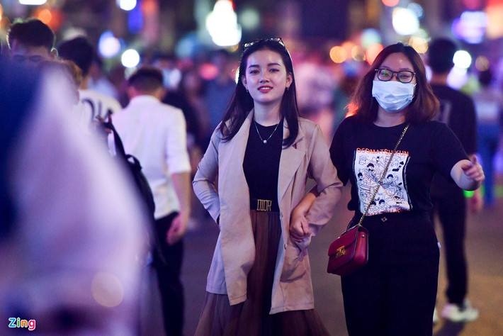 Trang và Linh dành buổi tối thứ bảy để đến Bùi Viện vui chơi. "Lâu rồi mới thấy Bùi Viện nhộn nhịp và náo nhiệt đến vậy", Linh nói.