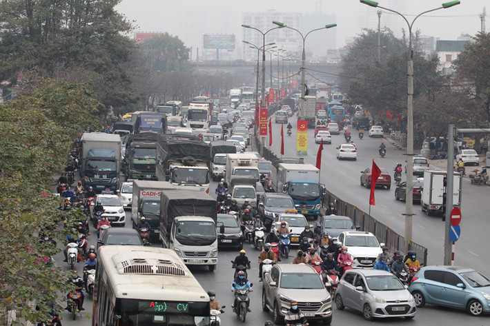 Các phương tiện nối đuôi nhau trên đường Giải Phóng.